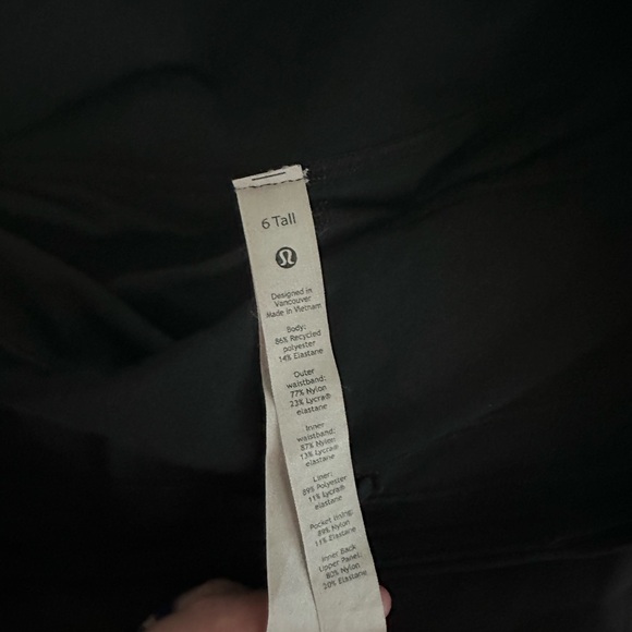 Lululemon Workout Shorts - Black Size 6 - Picture 2 of 5